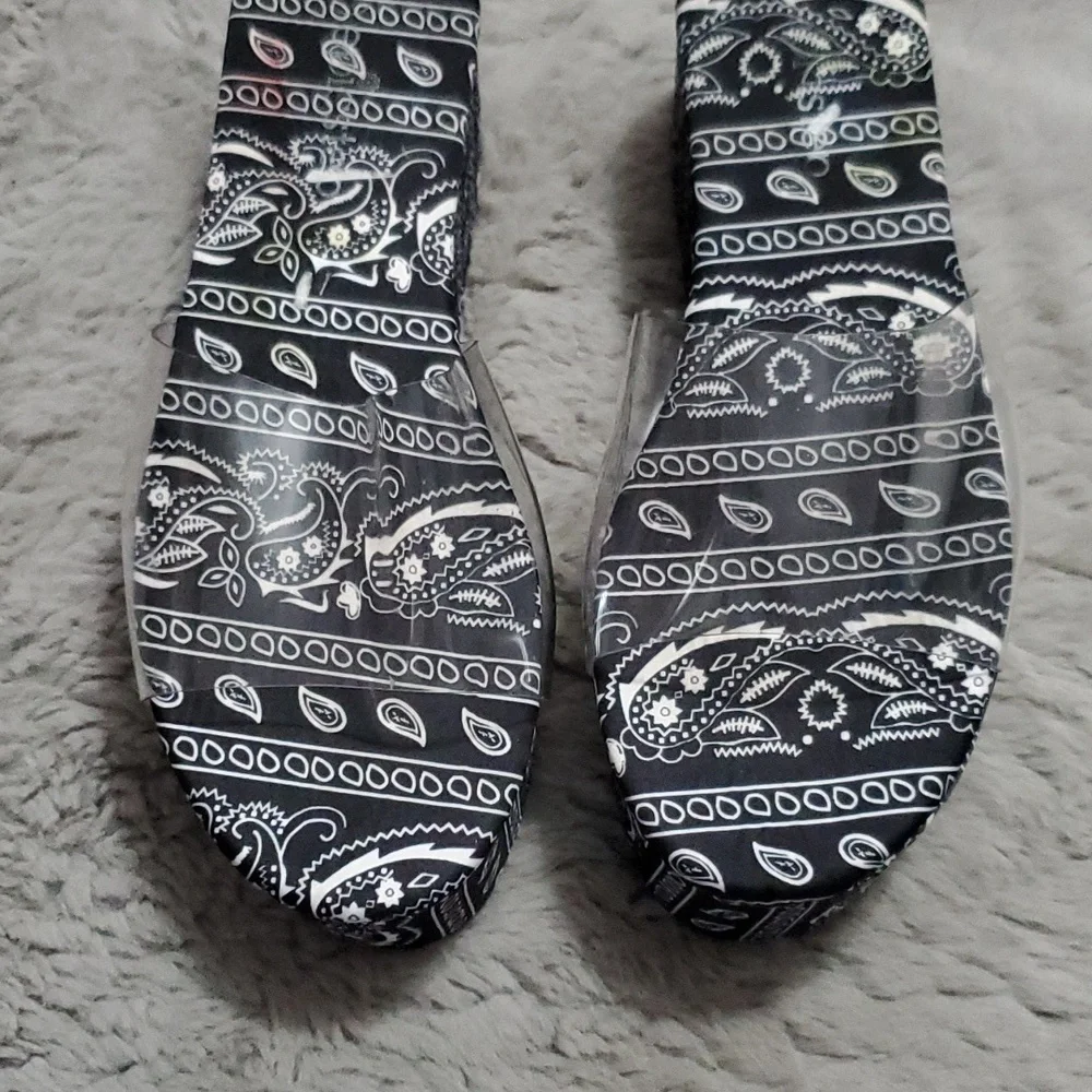 N/A black paisley